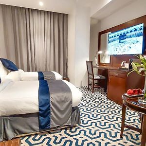 Kleines Zimmer mit zwei Einzelbetten